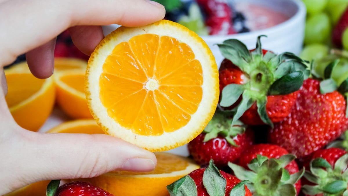 Proceso de selección de frutas en almacén