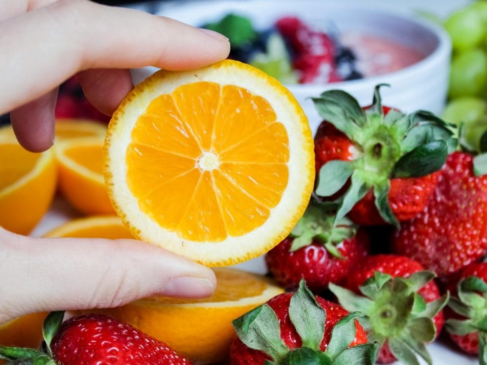 Proceso de selección de frutas en almacén